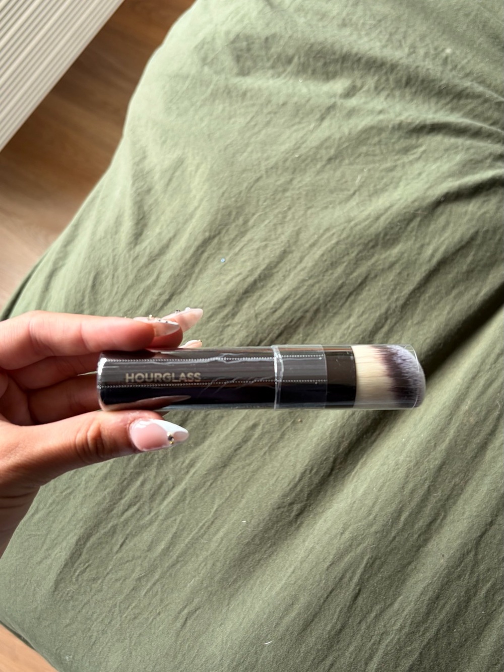 Hourglass Black Double-Ended Kabuki Brush with White-Tip Bristles